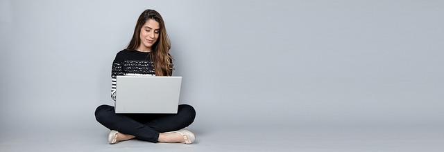 žena s laptopem